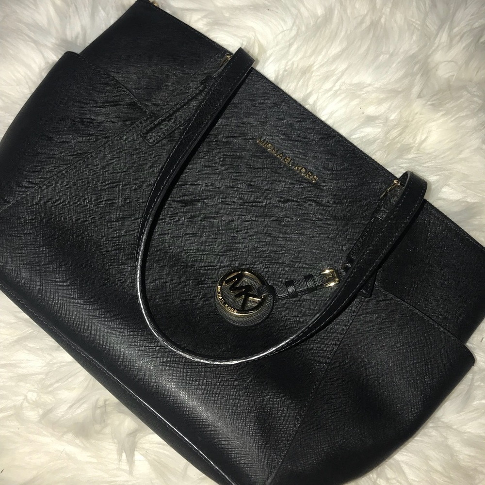 Michael Kors Tote w/ Zip Closure. Gently used